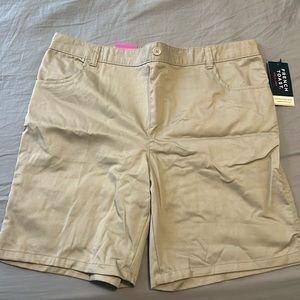 These are new, never worn khaki bermuda shorts from the brand “French Toast”.